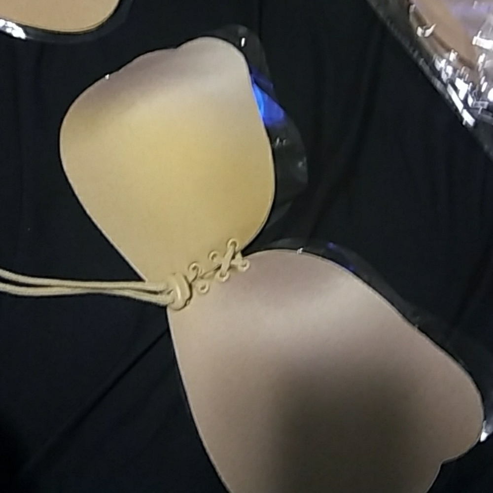 Sticky bras - Picture 2 of 3